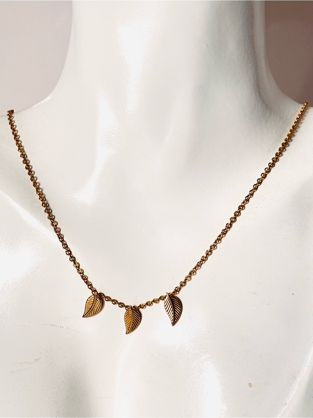 🌷5/25$ vintage gold-tone chain necklace adorned with three detailed leaf charms